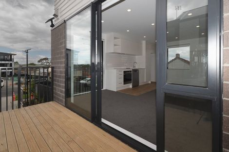 Photo of property in 13/1 Fruitvale Road, New Lynn, Auckland, 0600