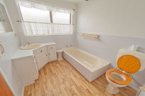 Photo of property in 20 Sullivan Avenue, Mangere Bridge, Auckland, 2022