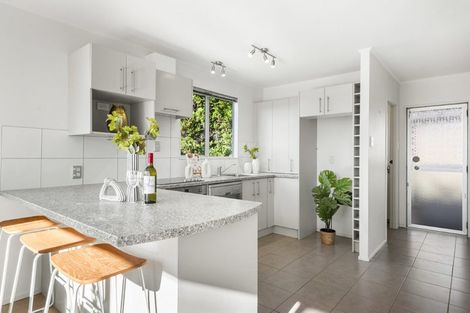 Photo of property in 3 Tesla Place, Totara Vale, Auckland, 0629
