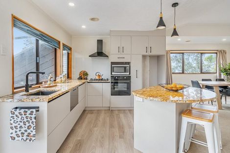 Photo of property in 16a Parklands Drive, Karori, Wellington, 6012