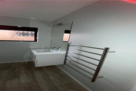 Photo of property in 2/10 Tulloch Place, Conifer Grove, Takanini, 2112