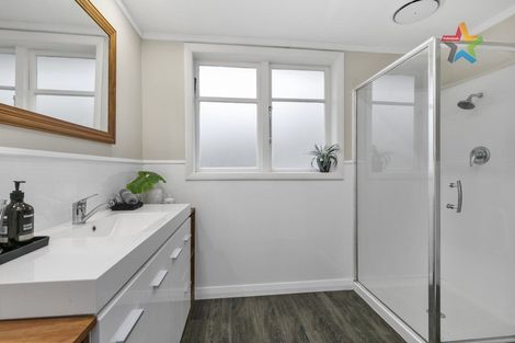 Photo of property in 404 Stokes Valley Road, Stokes Valley, Lower Hutt, 5019