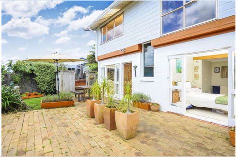 Photo of property in 6 Barker Rise, Northcross, Auckland, 0632