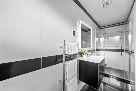 Photo of property in 4b Hilton Close, Fairview Heights, Auckland, 0632