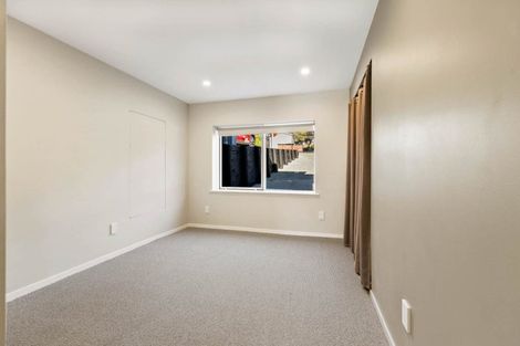 Photo of property in 18 Grassmere Road, Henderson Valley, Auckland, 0612