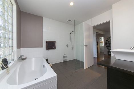 Photo of property in 56 Hollywood Avenue, Titirangi, Auckland, 0604