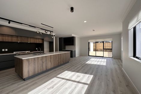 Photo of property in 13 Cara Avenue, Kumeu, 0810