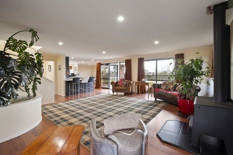 Photo of property in 35 Springdale Grove, Fitzherbert, Palmerston North, 4410
