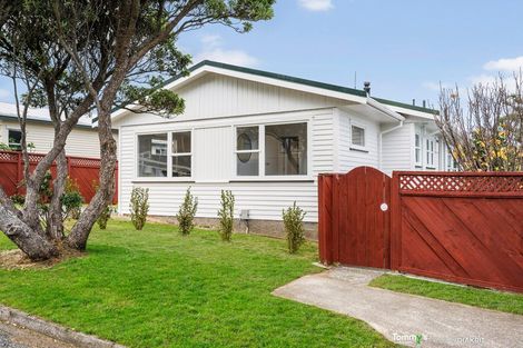 Photo of property in 26 Waiwera Crescent, Maupuia, Wellington, 6022