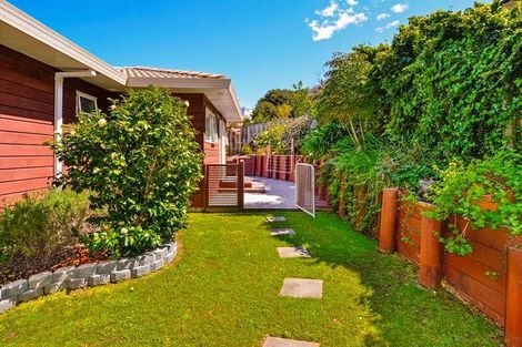 Photo of property in 16 Caversham Drive, Torbay, Auckland, 0630