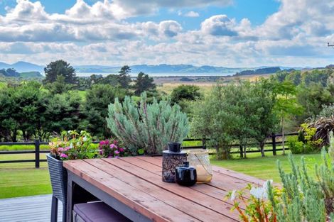 Photo of property in 10 Mcmurdo Road, South Head, Helensville, 0874