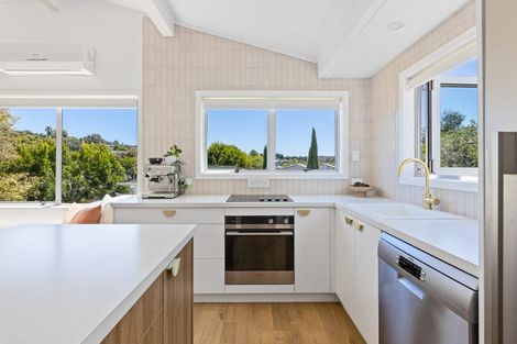 Photo of property in 18 William Hadlow Place, Hatfields Beach, Orewa, 0931