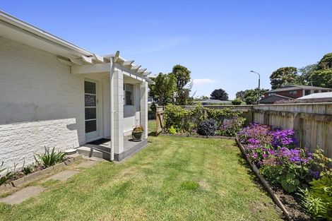 Photo of property in 1/12 Ambury Place, Merrilands, New Plymouth, 4312