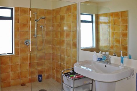 Photo of property in 15 Pine Grove, Tairua, 3508