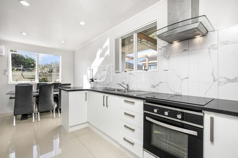 Photo of property in 2/17 Etherton Drive, Weymouth, Auckland, 2103