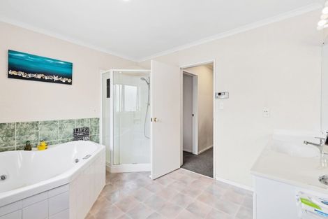 Photo of property in 27 Lorikeet Place, Unsworth Heights, Auckland, 0632