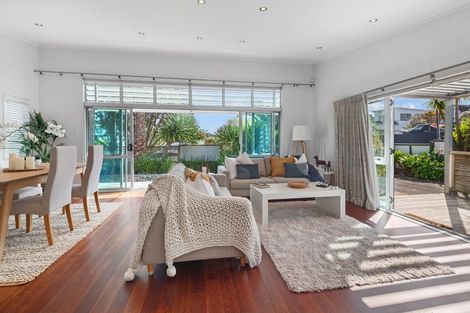 Photo of property in 2/2 Salem Place, Torbay, Auckland, 0630