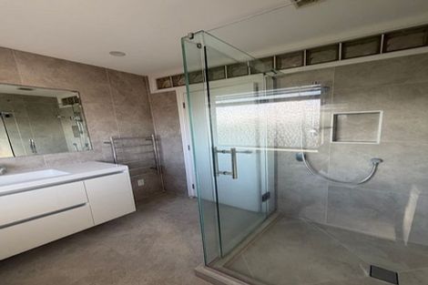 Photo of property in 2/42 Aberdeen Road, Campbells Bay, Auckland, 0620