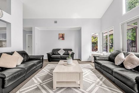 Photo of property in 92 Riverton Drive, Randwick Park, Auckland, 2105