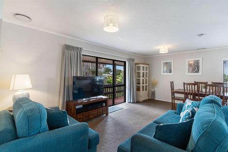 Photo of property in 1/70 Totaravale Drive, Totara Vale, Auckland, 0629