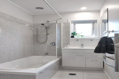 Photo of property in 2/53 Verran Road, Birkenhead, Auckland, 0626