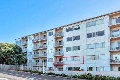 Photo of property in Shoal Haven Apartments, 206a/130 Anzac Street, Takapuna, Auckland, 0622