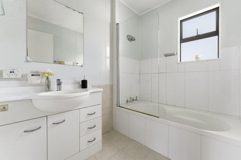 Photo of property in 50 Gatman Street, Birkdale, Auckland, 0626