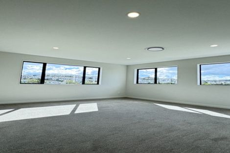 Photo of property in 130 Skulander Crescent, Orewa, 0931