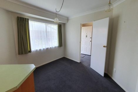 Photo of property in 2/62 Aviemore Drive, Highland Park, Auckland, 2010