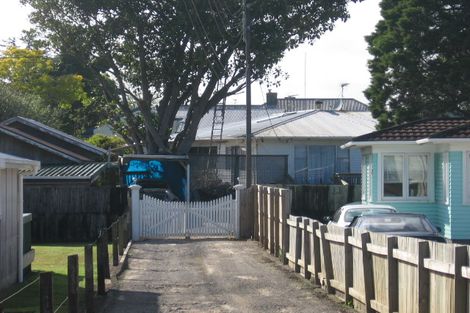 Photo of property in 15 Reid Road, New Lynn, Auckland, 0600