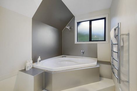 Photo of property in 5 Lapwing Lane, Mount Pleasant, Christchurch, 8081