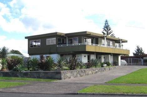 Photo of property in 115 Beach Road, Te Atatu Peninsula, Auckland, 0610