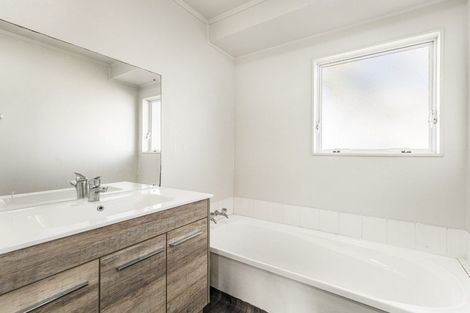 Photo of property in 1/75 Etherton Drive, Weymouth, Auckland, 2103