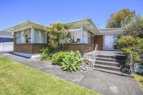 Photo of property in 98 Glenmore Road, Sunnyhills, Auckland, 2010
