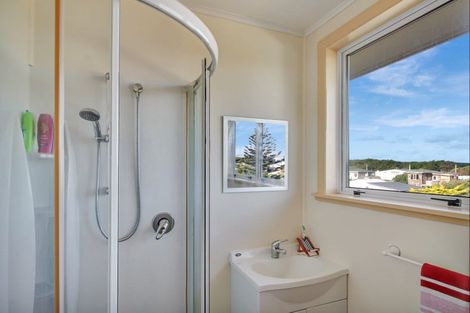 Photo of property in 19 Marine Parade South, Foxton Beach, Foxton, 4815