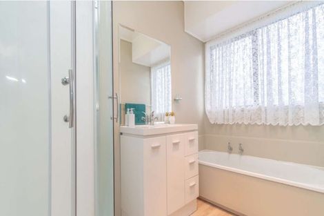 Photo of property in 2/4 Tyndrum Place, Highland Park, Auckland, 2010