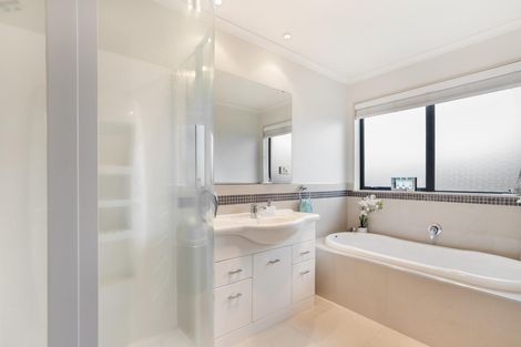 Photo of property in 2 Ellivani Rise, Pukekohe, 2120