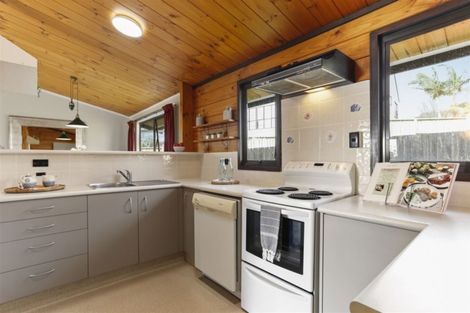 Photo of property in 13 Banyan Drive, Totara Heights, Auckland, 2105