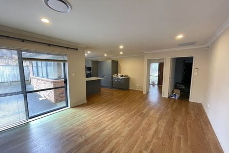 Photo of property in 4 Walter Haddrell Crescent, Flat Bush, Auckland, 2016