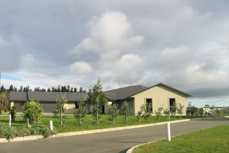 Photo of property in 37 Waicola Drive, Fitzherbert, Palmerston North, 4471