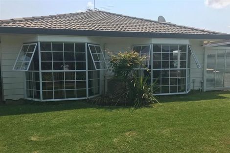 Photo of property in 24 Randwick Place, Randwick Park, Auckland, 2105