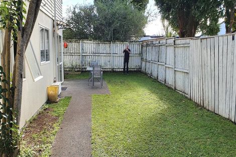 Photo of property in 3/242 Pakuranga Road, Pakuranga Heights, Auckland, 2010