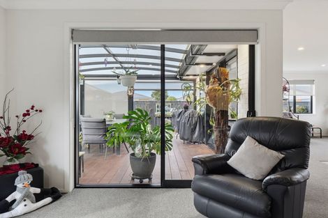 Photo of property in 37 Daniel Place, Kelvin Grove, Palmerston North, 4414
