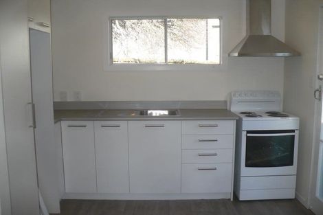 Photo of property in 2 Vera Road, Te Atatu South, Auckland, 0610