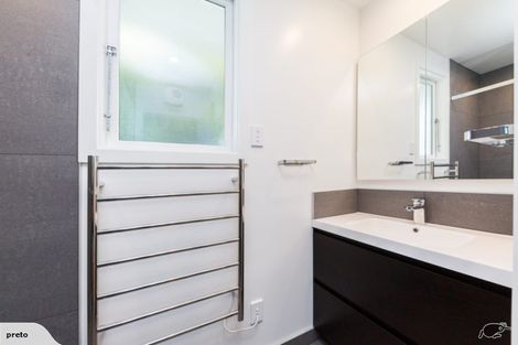 Photo of property in 10 Mokau Place, Terrace End, Palmerston North, 4410