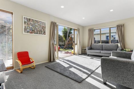 Photo of property in 14 Berkshire Terrace, Massey, Auckland, 0614