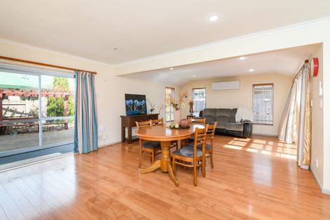 Photo of property in 2 Rosebank Avenue, Kelvin Grove, Palmerston North, 4414