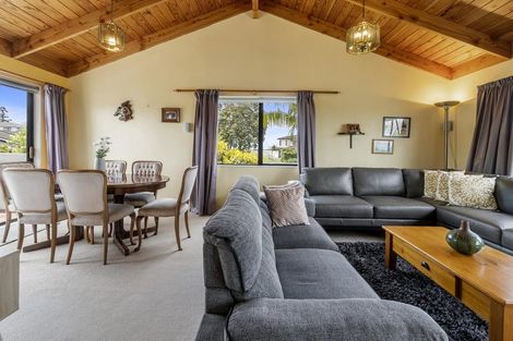 Photo of property in 1/3 Lantana Road, Green Bay, Auckland, 0604