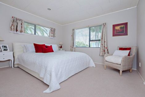 Photo of property in 13 Gosford Drive, Botany Downs, Auckland, 2010