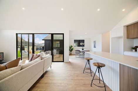 Photo of property in 5 Rowe Drive, Jacks Point, 9371